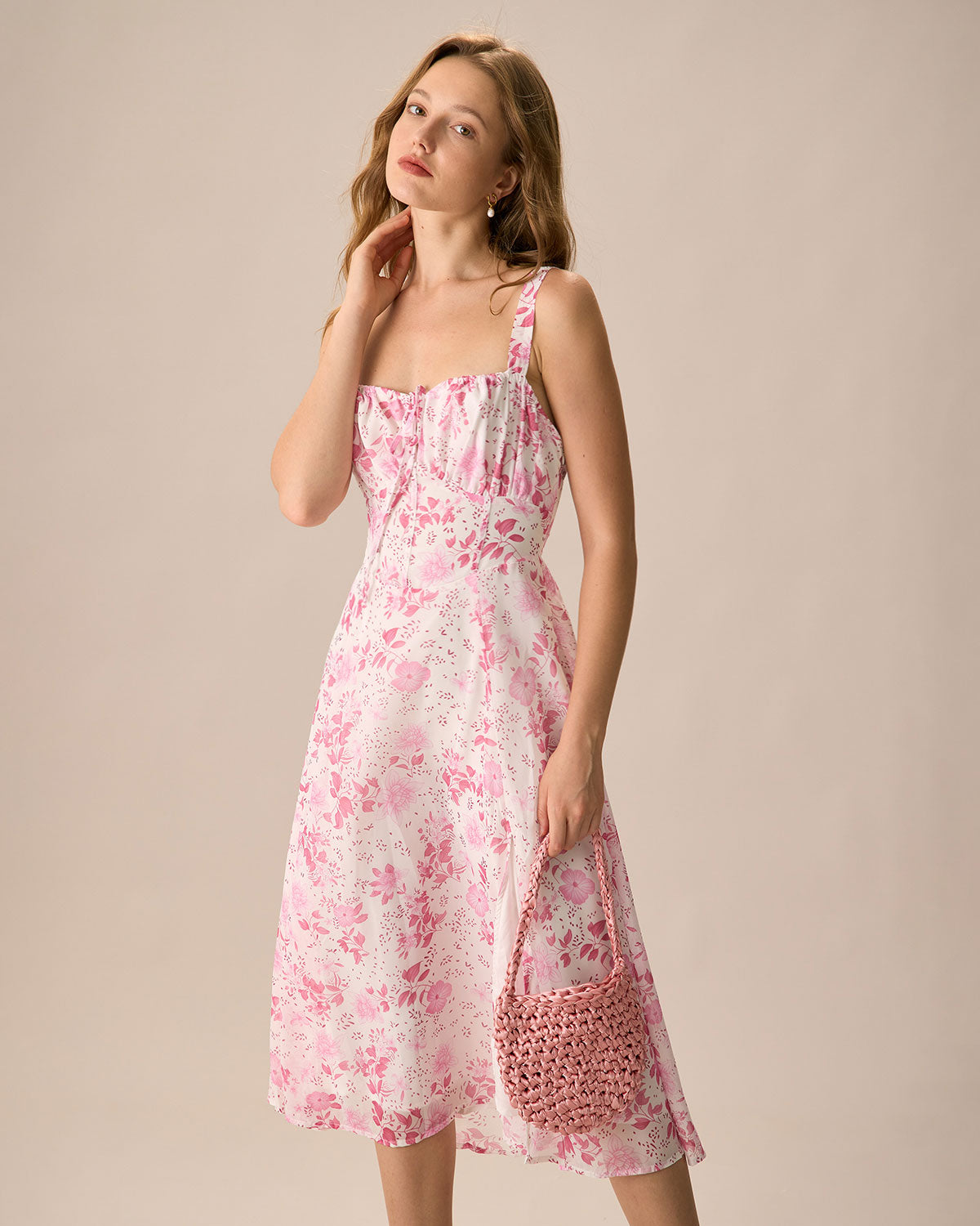 Das rosa Midikleid mit quadratischem Ausschnitt, Blumenmuster und Rüschen