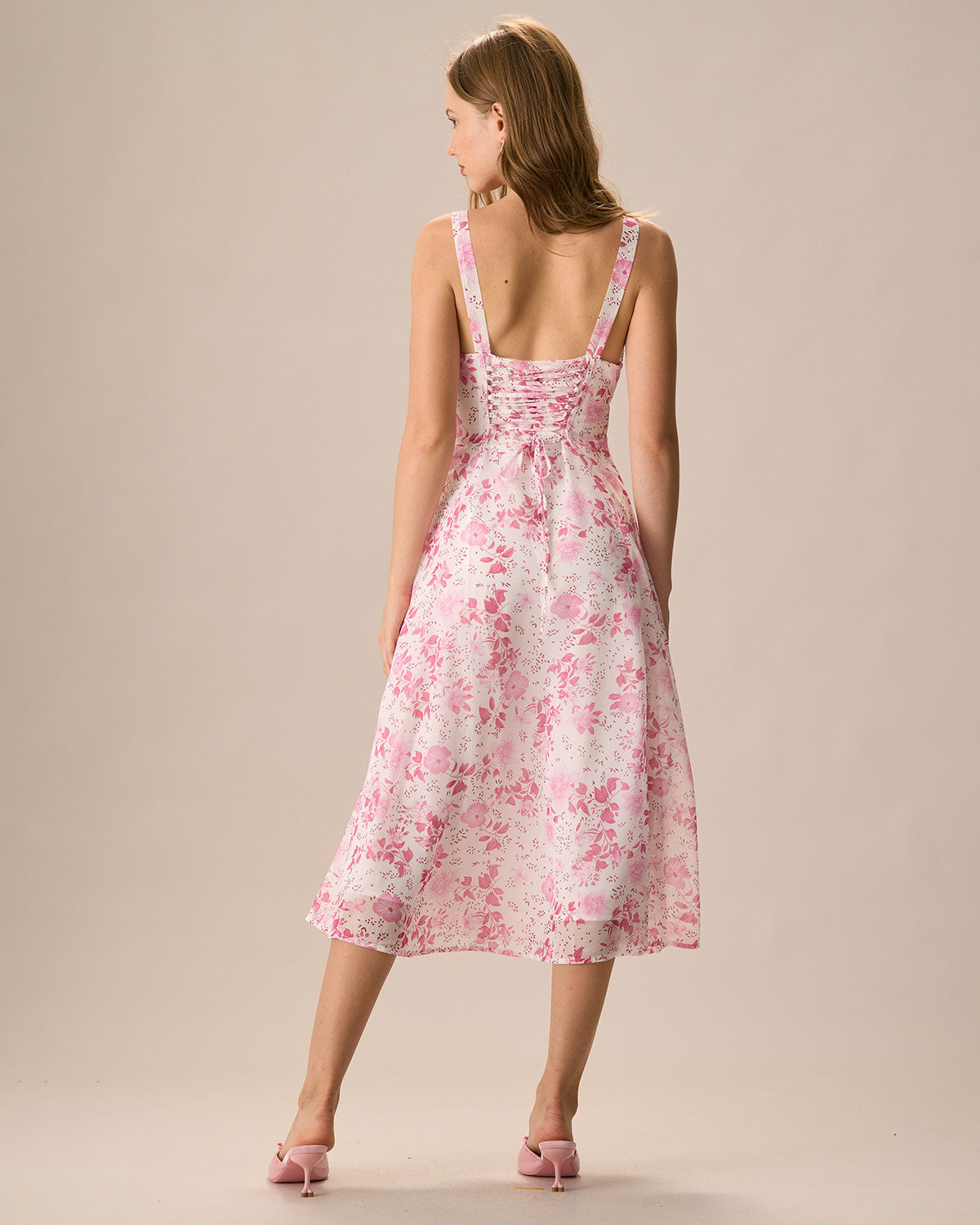 Das rosa Midikleid mit quadratischem Ausschnitt, Blumenmuster und Rüschen