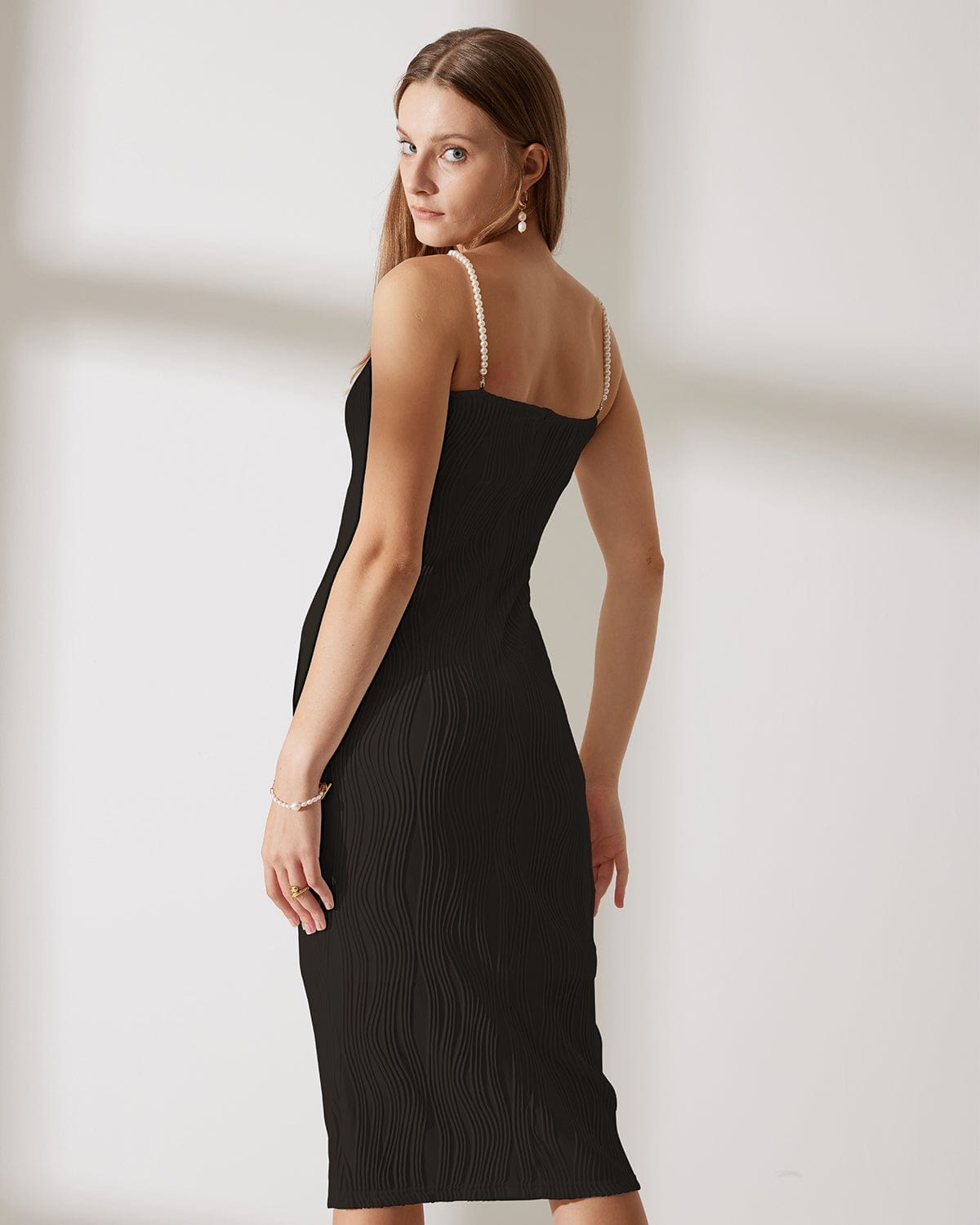 Das schwarze Wasserwellenstruktur-Spaghettiträgerkleid