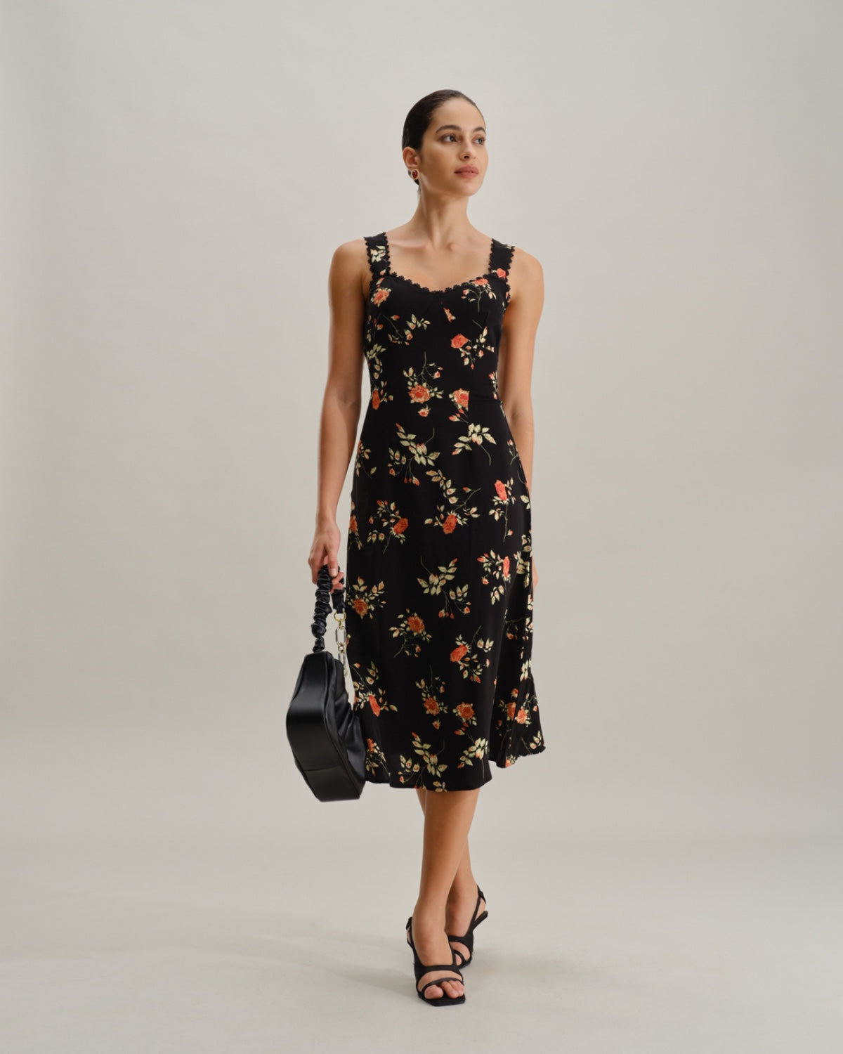 Schwarzes Blumenkleid mit Rüschen und Spaghettiträgern im Maxi-Format