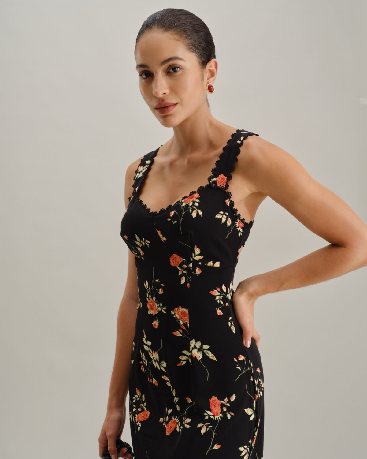 Schwarzes Blumenkleid mit Rüschen und Spaghettiträgern im Maxi-Format