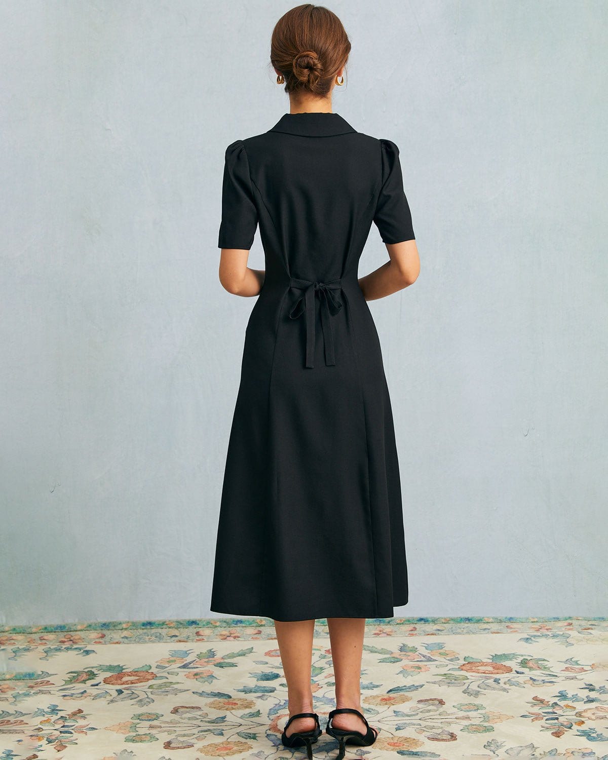 Das schwarze V-Ausschnitt-Knopf Puffärmel Midikleid