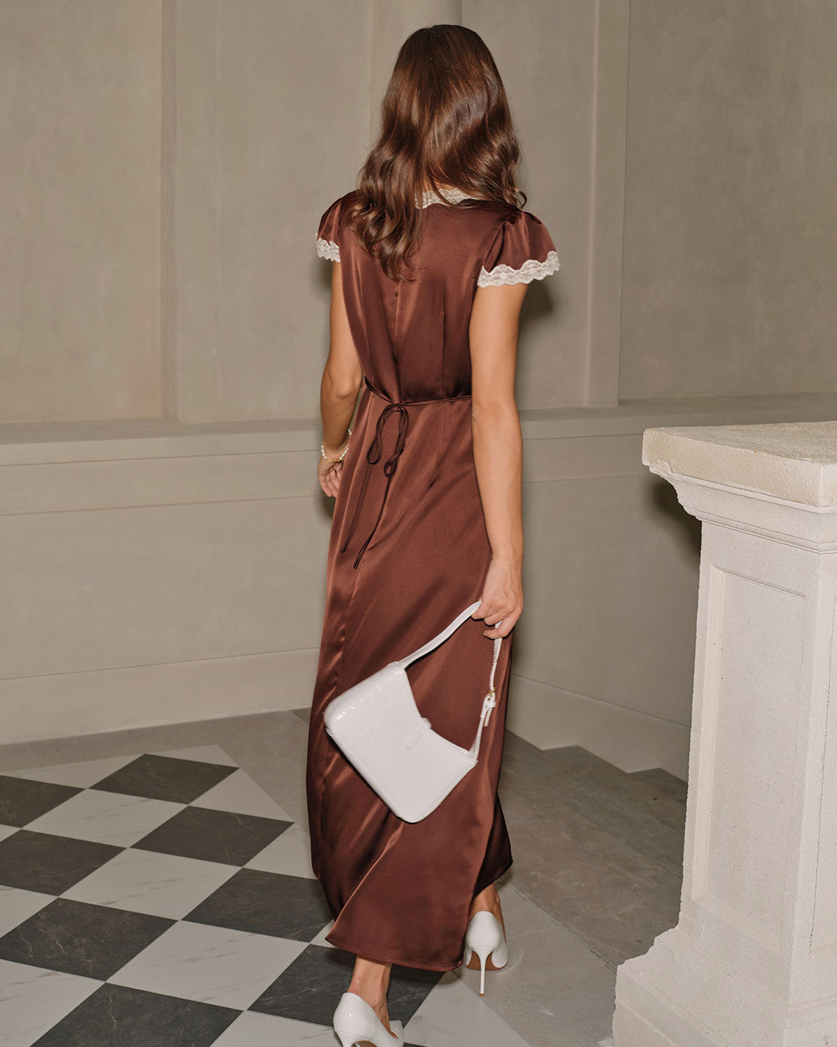 Braunes Satin-V-Ausschnitt-Spitzen-Maxi-Kleid